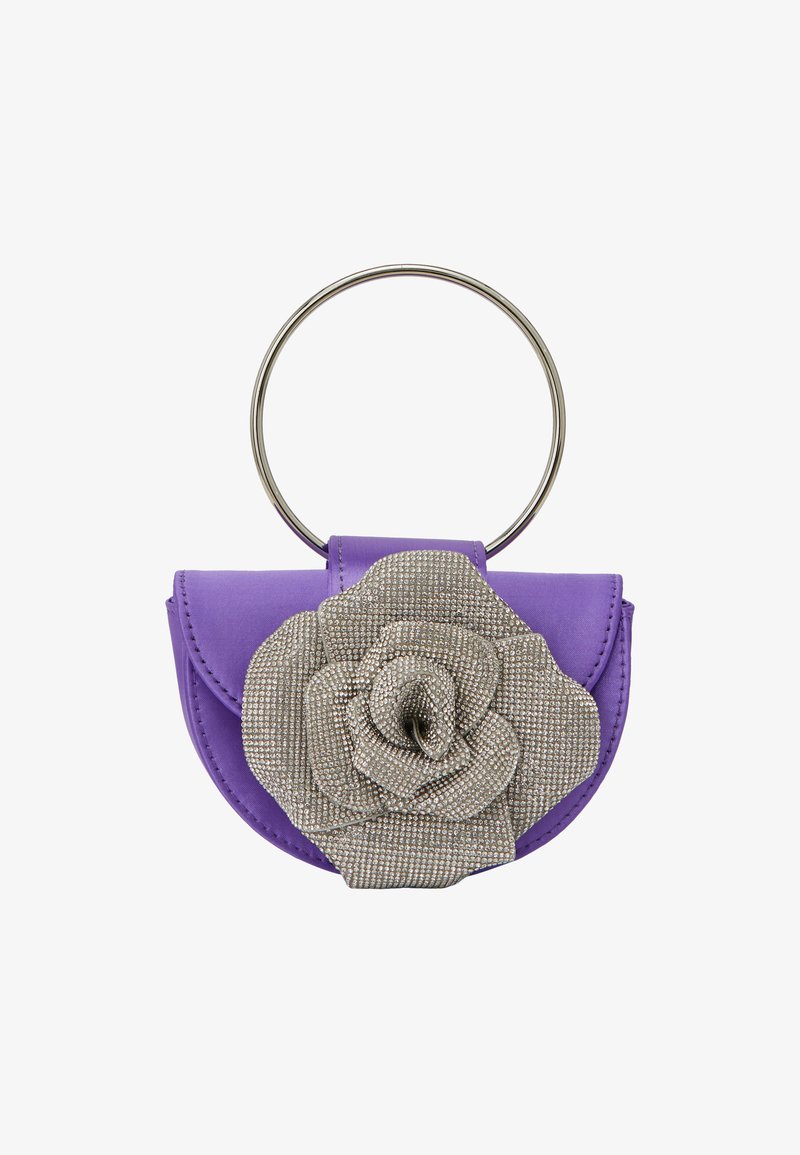 Bolso de mano morado con forma redondeada, detalle metálico en plata con acabado en rosa y un asa circular metálica. Textura suave con detalles de costura.
