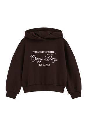 Sweat à capuche marron foncé à manches longues avec un texte blanc ""Dressed to Chill Cozy Days EST. 1962"" sur le devant.