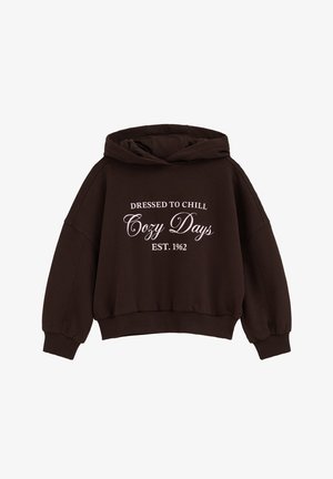 Donkerbruine hoodie met lange mouwen en witte tekst ""Dressed to Chill Cozy Days EST. 1962"" aan de voorkant.