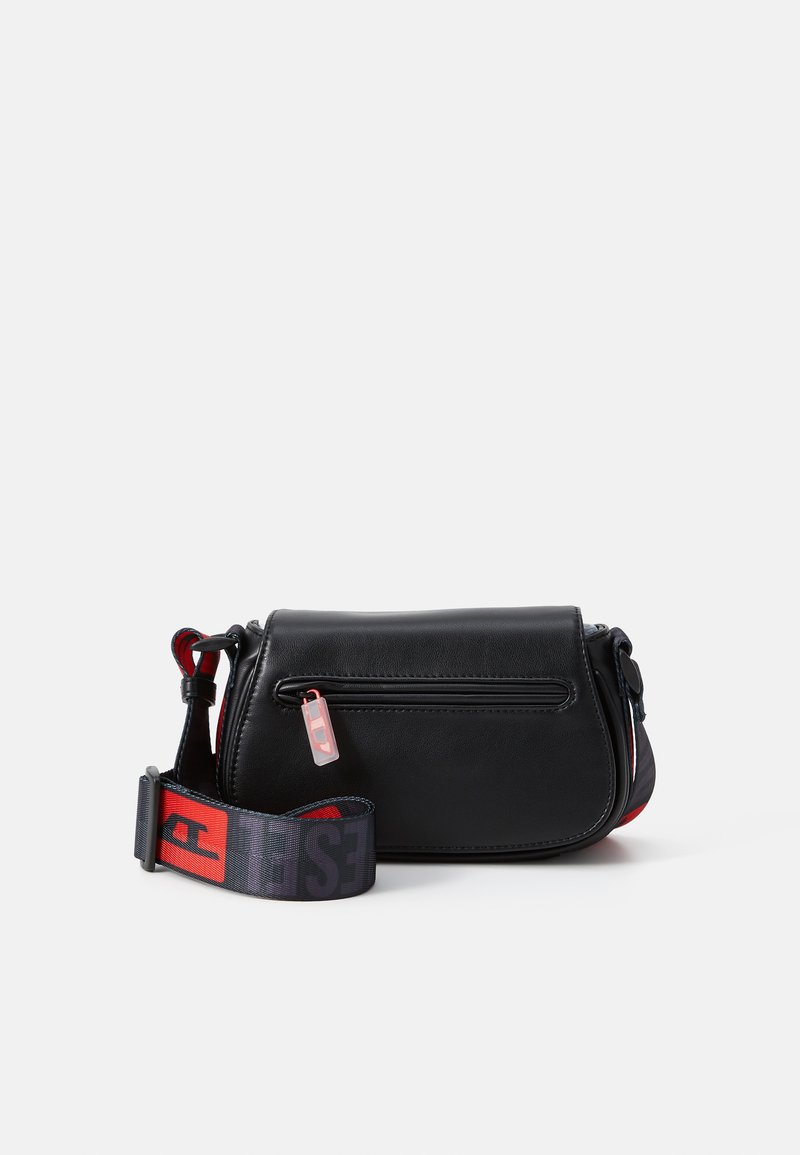 Borsa a tracolla in pelle nera con una zip rossa, dotata di una tracolla regolabile a motivi blu e rossi. Forma arrotondata con una tasca frontale.