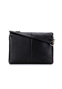 Pochette in pelle nera con texture liscia, chiusura a zip, tracolla regolabile e logo in rilievo sul davanti. Forma rettangolare.