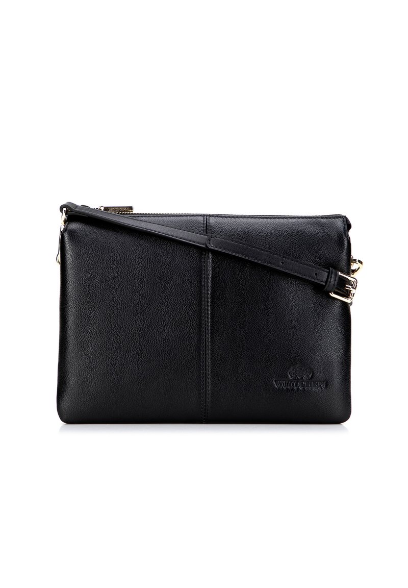 Pochette in pelle nera con texture liscia, chiusura a zip, tracolla regolabile e logo in rilievo sul davanti. Forma rettangolare.