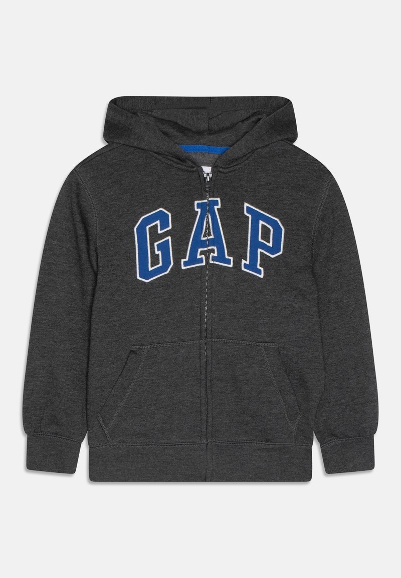 Sweat à capuche zippé gris foncé avec capuche attachée, poches kangourou, et logo "GAP" bordé de bleu sur la poitrine.