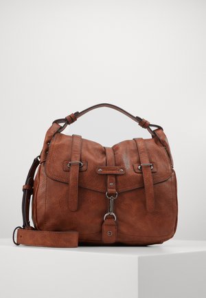 Sacoche en cuir marron avec boucle à l'avant, poignée supérieure et bandoulière réglable sur une surface blanche et un fond uni.
