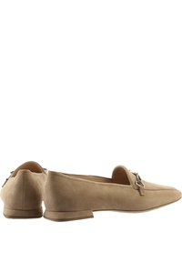 Beige mocka loafers med spetsig tå, låg klack och silverdetalj på framsidan. Slät textur med en minimalistisk design.