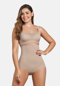 Beige nahtloser formender Body mit breiten Trägern, hoher Taille und glatter Textur. Verfügt über ein minimalistisches Design ohne Muster oder Verzierungen.