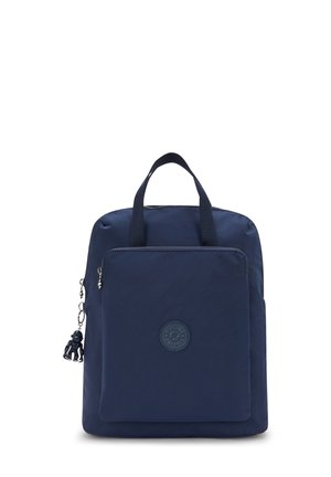 Sac à dos bleu marine en nylon avec une poche zippée à l'avant, des poignées supérieures et un patch logo. Comprend un charme décoratif.