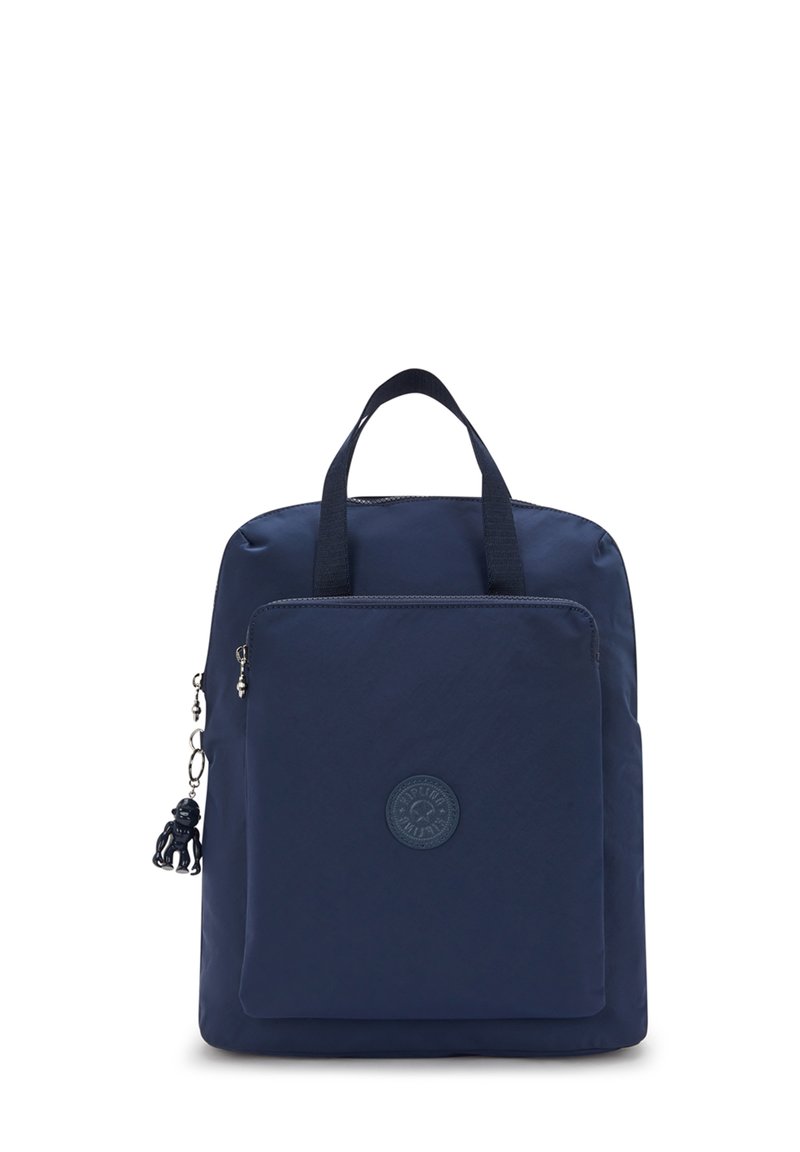 Zaino blu navy in nylon con tasca frontale con cerniera, manici superiori e patch con logo. Include un charm decorativo.