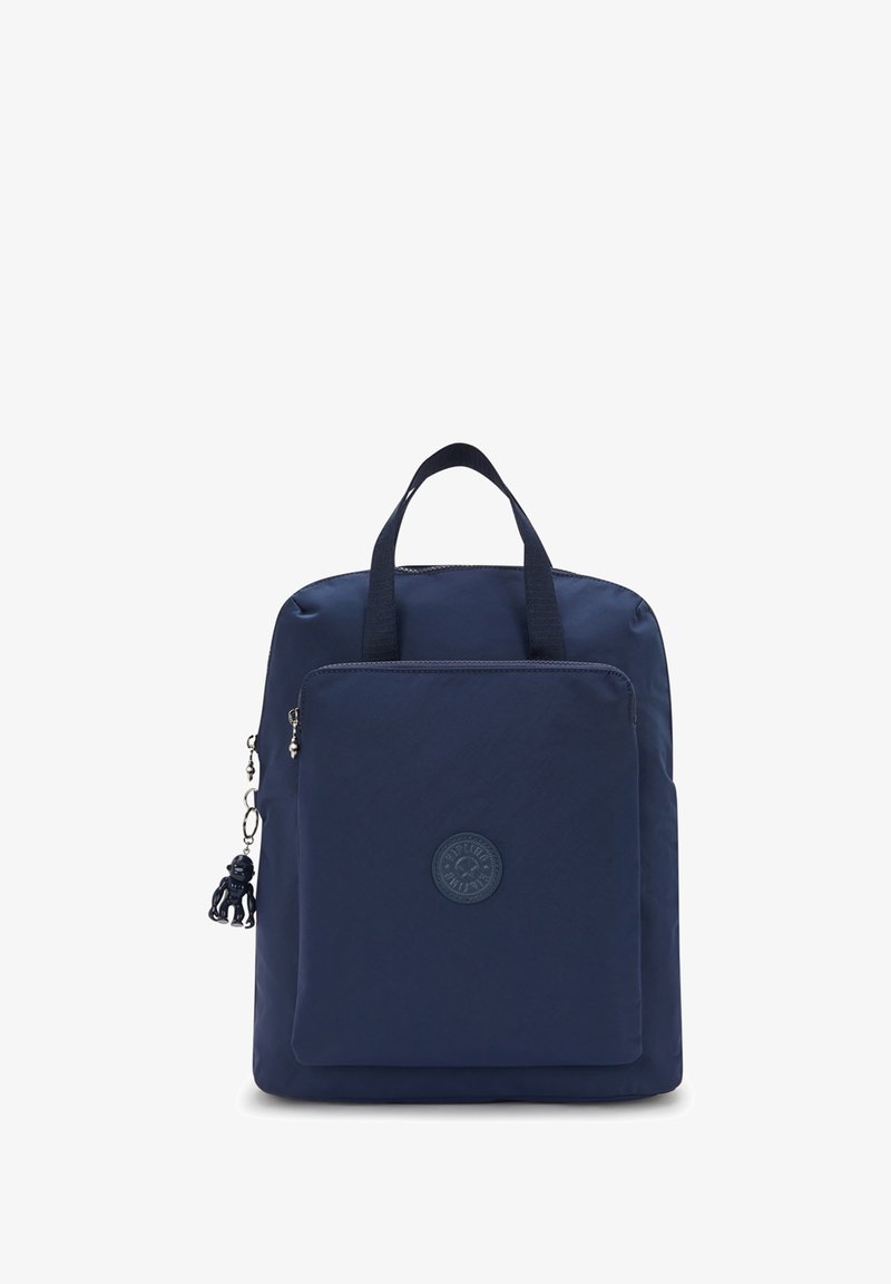 Granatowy plecak wykonany z nylonu, z przednią kieszenią na zamek, górnymi uchwytami i naszywką z logo. Posiada dekoracyjny brelok.