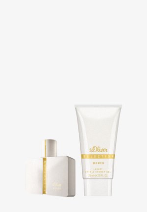 Bouteille de parfum s.Oliver Selection pour femme et tube de gel bain et douche de luxe 75 ml avec emballage blanc et doré sur fond blanc