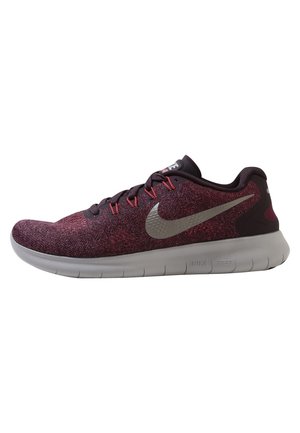 Chaussure de course Nike bordeaux et noire avec logo Swoosh blanc et semelle grise, vue de côté.