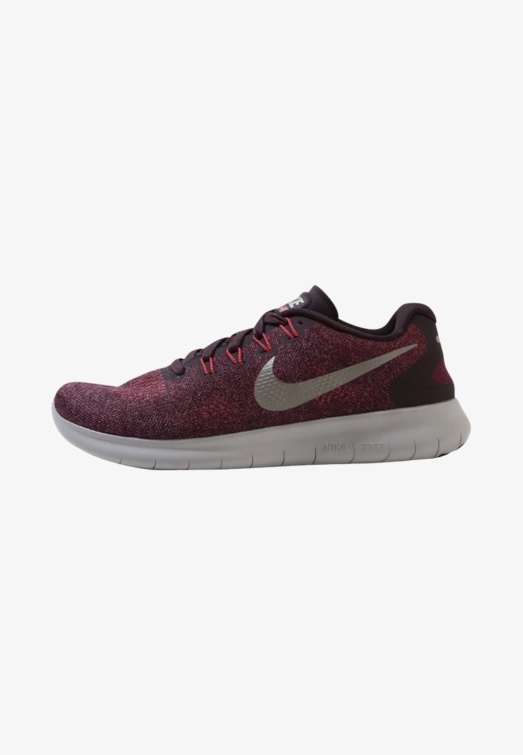 Chaussure de course Nike bordeaux et noire avec logo Swoosh blanc et semelle grise, vue de côté.