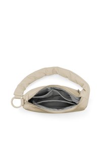 Beige pehmeä kangasrannekukkaro, jossa vetoketju auki ja näkyvissä kaksi sisäistä vetoketjullista lokeroa sekä pehmustettu kahva renkaan kiinnikkeellä.