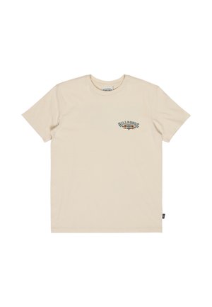 T-shirt beige à manches courtes avec un petit logo Billabong bleu et marron sur la poitrine gauche.