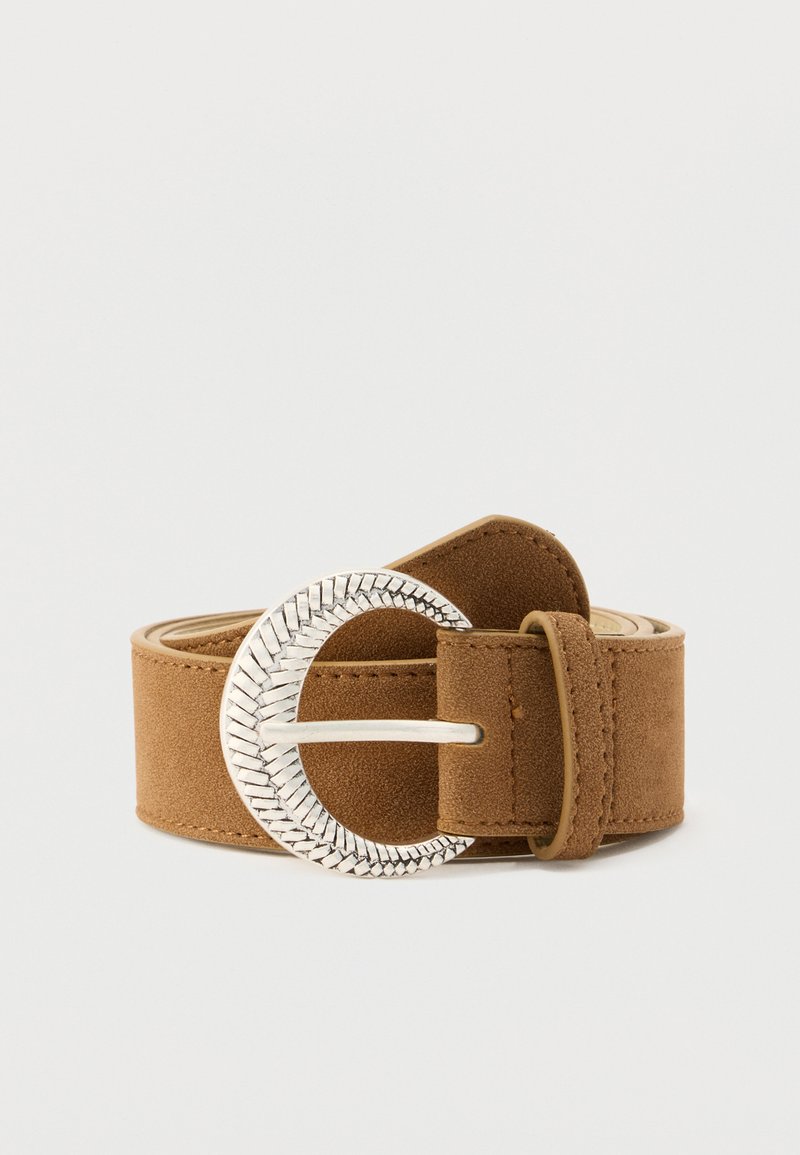 Ζώνη από ταμπά σουέτ με υφή στη γκρι ασημένια αγκράφα σε σχήμα ημισελήνου. Διαθέτει λεία εσωτερική πλευρά και ενισχυμένες ραφές κατά μήκος των άκρων.