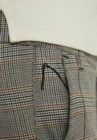 CHASIN' Chino kalhoty - grey