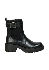Bottine noire avec un cuir synthétique texturé, panneaux latéraux élastiques, accent de boucle et une semelle épaisse. Fini lisse avec un petit talon.