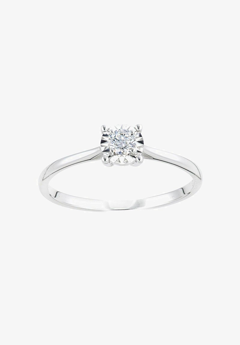 Diamantový zásnubný prsteň s okrúhlym briliantovým brúsením, osadený v štyroch držiakoch, podporovaný lešteným, štíhlym bielym zlatým prsténom.