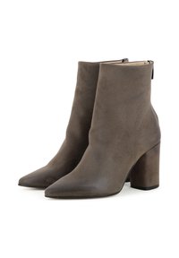 Graue Wildleder-Stiefeletten mit spitzem Zeh, seitlichem Reißverschluss und Blockabsatz. Glatte Oberfläche mit minimal sichtbaren Nähten.
