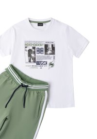 Weißes Baumwoll-T-Shirt mit Grafikdruck und grünen Akzenten, kombiniert mit grünen Baumwoll-Jogginghosen mit weißen Seitenstreifen und verstellbarem Bund.