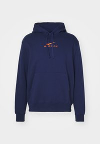 Tamsiai mėlynas džemperis su gobtuvu, pagamintas iš medvilnės mišinio, su priekinėmis kišenėmis, raišteliu reguliuojamu gobtuvu ir oranžiniu Nike Air Max logotipu ant krūtinės.