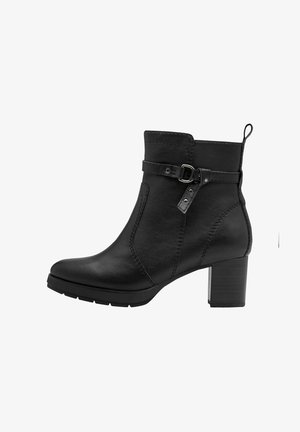 Bottines en cuir noir avec un talon carré, un design incurvé, des coutures latérales et une bande décorative avec une boucle. Surface texturée.