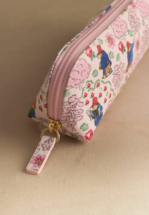 Rechteckiges pinkfarbenes Stofffedermäppchen mit goldenem Reißverschluss, verziert mit Cartoonfiguren in blauen Mänteln und roten Hüten zwischen rosa und roten Blumenmustern.