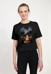 Schwarzes Baumwoll-T-Shirt mit einem grafischen Druck von Anime-Charakteren auf einem dunklen Hintergrund mit orangefarbenen Akzenten; Rundhalsausschnitt-Design.