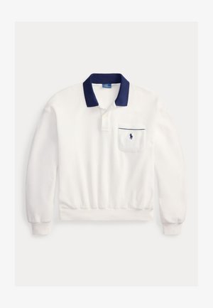 Biała koszula polo z długim rękawem, granatowym kołnierzykiem, listwą na guziki oraz kieszonką na piersi z małym granatowym haftowanym logo.