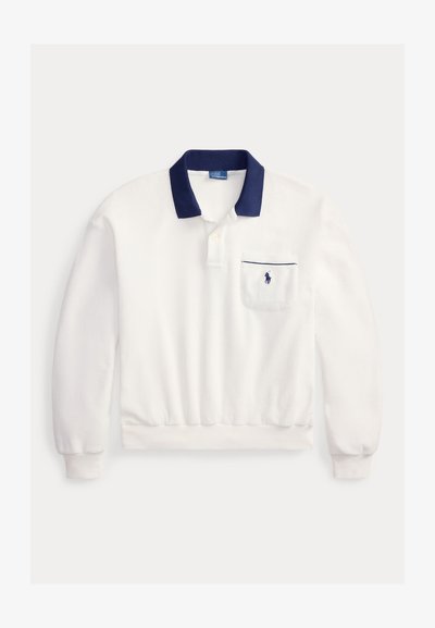 Fehér hosszú ujjú galléros póló sötétkék gallérral, gombos előrésszel és mellkasi zsebbel, amelyen kis sötétkék hímzett logó található.