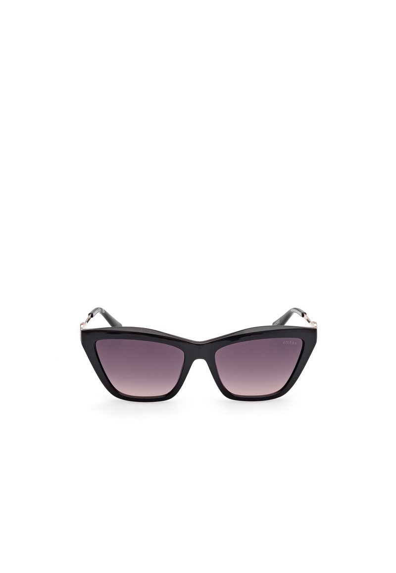 Occhiali da sole neri a forma di occhi di gatto con lenti gradienti viola, finitura lucida e dettagli metallici sui lati. Design affilato e angolare.