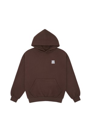 Sweat à capuche marron avec poche avant et petit logo blanc stylisé sur la poitrine gauche sur fond blanc.