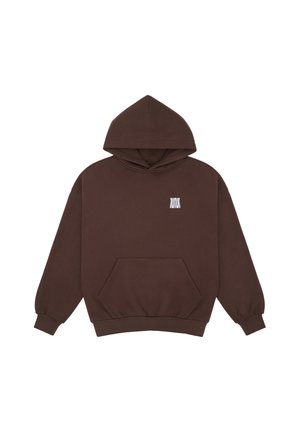 Sweat à capuche marron avec poche avant et petit logo blanc stylisé sur la poitrine gauche sur fond blanc.