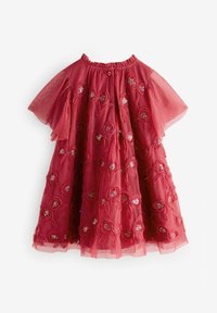 Röd broderad klänning med genomskinlig tyg, korta puffärmar, blommönster, pärldekorationer och en veckad kjol med rund halsringning.