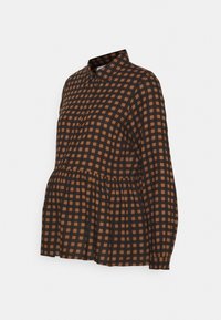 Blouse boutonnée à carreaux marron et orange, avec un design à basque, des manches longues et un col classique. Texture de tissu douce.