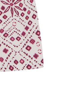 Biały materiał z fioletowymi geometrycznymi wzorami, w tym diamentami i kropkami. W rogu znajduje się logo, które dodaje szczegółów do wzoru.