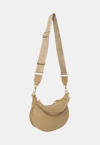 Borsa a tracolla in pelle beige con forma curva, dotata di hardware dorato e di una tracolla regolabile e removibile. Texture liscia con chiusura a zip.