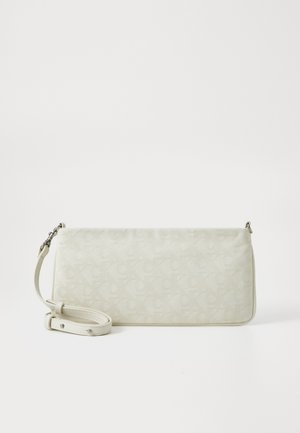 Borsa a pochette bianca con motivo, dalla forma rettangolare elegante, texture liscia e tracolla regolabile. Presenta un design del logo sottile e hardware in argento.