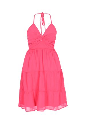 Różowa sukienka bez rękawów z halterem, marszczonym górnym stanem, wiązanym paskiem na szyję i warstwową, zwiewną spódnicą kończącą się nad kolanem.