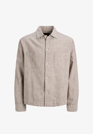 Pikkade varrukatega beež värvi nööbitav särk, millel on väike ruuduline muster, kaks rinnataskut ja klassikaline krae.