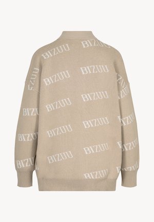 Beżowy sweter dzianinowy z białym wzorem logo "BIZUU", luźny fason, ściągacze przy mankietach oraz klasyczny okrągły dekolt.