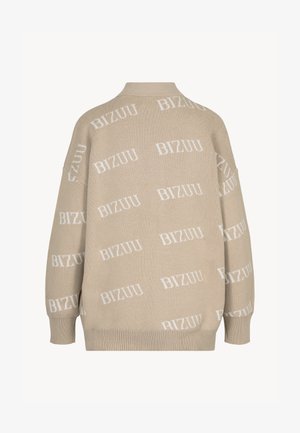 Beżowy sweter dzianinowy z białym wzorem logo "BIZUU", luźny fason, ściągacze przy mankietach oraz klasyczny okrągły dekolt.