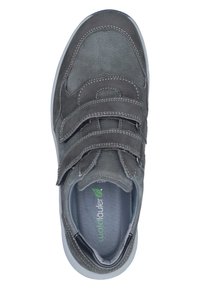 Chaussure en cuir grise avec trois bandes velcro, bout rond et semelle gris clair. Caractéristiques d'une tige texturée et d'un détail cousu le long des bords.