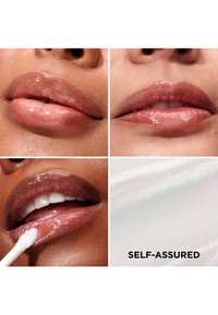 Lèvres brillantes aux tons nude sur deux teintes de peau montrées en gros plan ; un panneau montre l'application du gloss à lèvres ; le mot « SÛR DE SOI » est affiché.