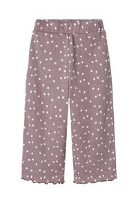 Culottes violettes claires à pois blancs, fabriqués en tissu doux, avec une taille élastique et un ourlet festonné pour plus de détails.