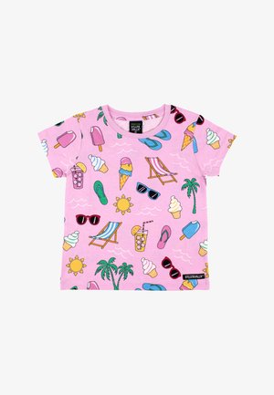 Roze korte mouwen shirt voor kinderen met een kleurrijke zomerse print van ijs, zonnebril, slippers, palmbomen, zon, strandstoel en koude drankjes.
