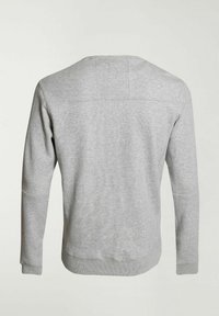 Sudadera gris de manga larga, con un escote redondeado y detalles de costura visibles. La tela parece suave con una textura lisa.