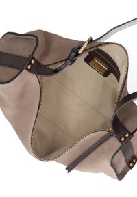 Zachte beige suède tas met bruine leren accenten, gouden hardware en een ruime, lichtgekleurde binnenkant. Ritssluiting en zichtbaar binnenmerklabel.