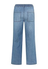 Pantalon en jean bleu à jambes larges avec fines rayures verticales blanches, taille élastique et deux poches plaquées à l’arrière.