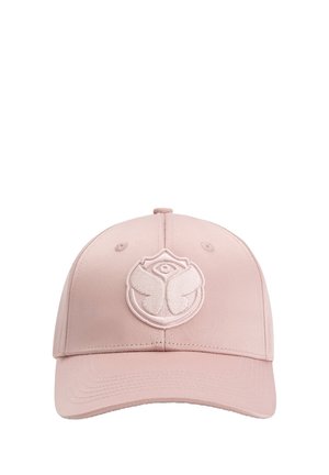 Casquette de baseball rose avec un emblème brodé à l'avant, présentant une forme arrondie et une texture lisse. La visière est légèrement courbée.